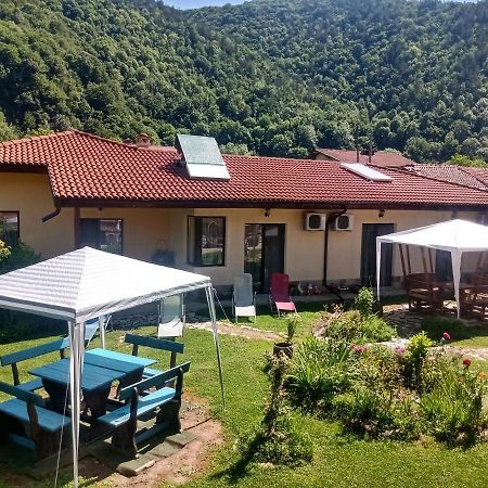Кръчмъ При Байката Hotel Ribarița Exterior foto